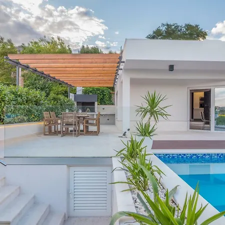 Luxury Shelena فيلة Mravince